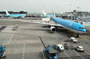 AVIONS DE LA COMPAGNIE AERIENNE AIR FRANCE-KLM A L'AEROPORT D'AMSTERDAM SCHIPOL, TRANSPORT AERIEN, AMSTERDAM, PAYS-BAS 