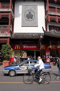 DEVANTURE D'UN RESTAURANT MAC DONALD'S DANS LA VIEILLE VILLE DE SHANGHAI, QUARTIER DE PUXI, SHANGHAI, REPUBLIQUE POPULAIRE DE CHINE 