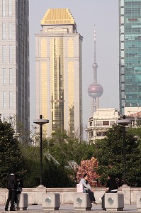 VUE SUR LA TOUR DE L'ORIENTAL PEARL TOWER DEPUIS LE PARC RENMIN, QUARTIER DE PUXI, SHANGHAI, REPUBLIQUE POPULAIRE DE CHINE 