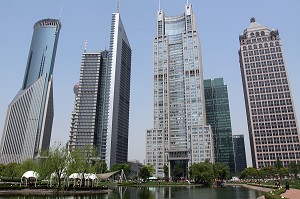 BUILDINGS DANS LE QUARTIER DES AFFAIRES DE PUDONG, QUARTIER DE PUDONG, SHANGHAI, REPUBLIQUE POPULAIRE DE CHINE 