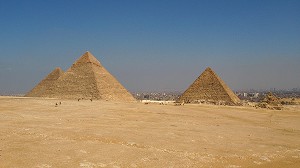 PYRAMIDES DE LA 4EME DYNASTIE, 2500 AVANT J.C; DE DROITE A GAUCHE MYKERINOS; KEFREN; KEOPS, LE CAIRE, CAPITALE D'EGYPTE, QUARTIER GIZEH, EGYPTE, AFRIQUE 