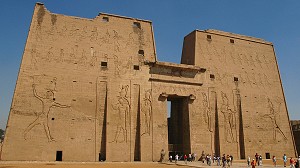 TEMPLE PTOLEMAIQUE DECOUVERT PAR AUGUSTE MARIETTE (FRANCAIS) EN 1860. DEDIE AU CULTE DU DIEU FAUCON HORUS, EDFOU, HAUTE EGYPTE, EGYPTE, AFRIQUE 