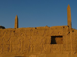 TEMPLE DE KARNAK, DEDIE AU CULTE DU DIEU AMON, DIEU CREATEUR DE THEBES, LES DEUX OBELISQUES LE PETIT (23 METRES) DE TOUTHMOSIS 1 ET LE GRAND DE LA REINE HATCHEPSOUT, ENVIRONS DE LOUXOR, HAUTE EGYPTE, EGYPTE, AFRIQUE 