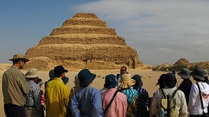 SAQQARAH, PYRAMIDE A DEGRES DU ROI DJESER 2700 AV JC, TRAVAIL DE L'ARCHITECTE IMHOTEP. TOURISTES JAPONAIS, EGYPTE, PRES DU CAIRE, EGYPTE, AFRIQUE 