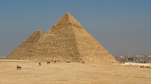 PYRAMIDES DE LA 4EME DYNASTIE, 2500 AVANT J.C; DE DROITE A GAUCHE KEFREN; KEOPS, LE CAIRE, CAPITALE D'EGYPTE, QUARTIER DE  GIZEH, EGYPTE, AFRIQUE 