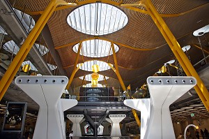 DETAIL ARCHITECTURAL DU TERMINAL 4 DE L'AEROPORT BARAJAS, REALISE PAR L'ARCHITECTE RICHARD ROGERS, MADRID, ESPAGNE 