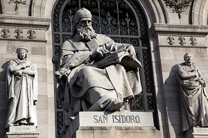 STATUE DE SAN ISIDORO (SAINT ISIDORE, PATRON DE VILLE DE MADRID), BIBLIOTHEQUE NATIONALE, BIBLIOTECA Y MUSEOS NACIONALES, PASSEO DE RECOLETOS, MADRID, ESPAGNE 