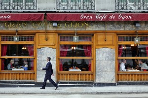 EL CAFE GIJON, CAFE BAR DES ARTISTES ET INTELLECTUELS OUVERT EN 1888, PASEO DE RECOLETOS, MADRID, ESPAGNE 