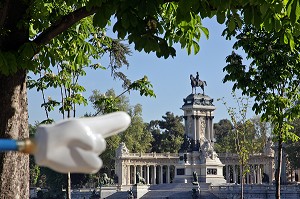 MAIN TENDUE VERS LE MONUMENT EN HOMMAGE A ALPHONSE XII, PARQUE DEL BUEN RETIRO, MADRID, ESPAGNE 