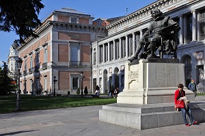 STATUE DE VELAZQUEZ DEVANT LE MUSEO DEL PRADO, PASEO DEL PRADO, MADRID, ESPAGNE 
