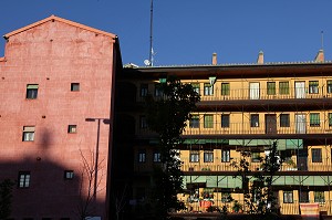 IMMEUBLES COLORES, QUARTIER DE LAVAPIES, MADRID, ESPAGNE 