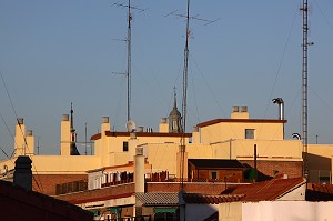 ANTENNES DE TELEVISION ET TOITS EN TUILES ROUGES, QUARTIER DE LAVAPIES, MADRID, ESPAGNE 