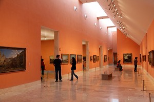 VISITEURS DANS UNE DES 18 SALLES D'EXPOSITION DU MUSEE (MUSEO) DES BEAUX ART THYSSEN-BORNEMISZA, MADRID, ESPAGNE 