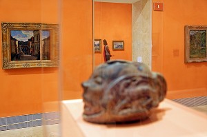 VISITEUR DANS UNE DES 18 SALLES D'EXPOSITION DU MUSEE (MUSEO) DES BEAUX ART THYSSEN-BORNEMISZA, MADRID, ESPAGNE 