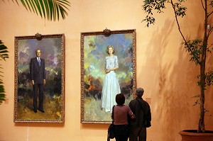 COUPLE DE VISITEURS DEVANT LES PORTRAITS DU ROI ET DE LA REINE D'ESPAGNE, PEINTURE DE RICARDO MACARRON, MUSEE (MUSEO) DES BEAUX ART THYSSEN-BORNEMISZA, MADRID, ESPAGNE 