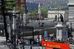 BUS TOURISTIQUE MADRID VISION DEVANT LE PARVIS DE LA CATHEDRALE DE LA ALMUDENA, CALLE BAILEN, MADRID, ESPAGNE 