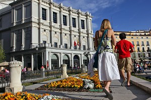 TOURISTES DEVANT LA FACADE DU THEATRE ROYAL (TEATRO REAL), PLAZA ORIENTE, MADRID, ESPAGNE 