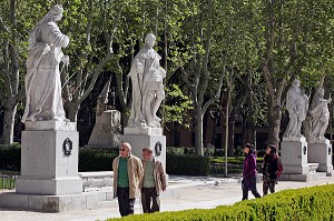 LES STATUES DES ROIS D'ESPAGNE DEVANT LE PALAIS ROYAL (PALACIO REAL), PLAZA ORIENTE, MADRID, ESPAGNE 