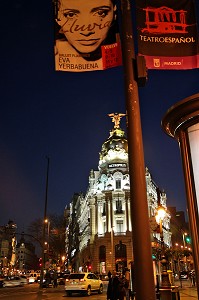 TROTTOIRS DE NUIT DANS LA CALLA ALCALA AVEC IMMEUBLE METROPOLIS SURMONTEE D'UNE STATUE EN BRONZE DU PHENIX, MADRID, ESPAGNE 
