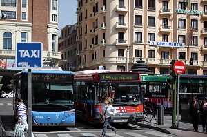 ARRET DE BUS DEVANT LA PLAZA CALLAO, MADRID, ESPAGNE 