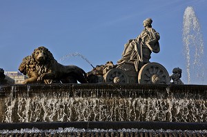FONTAINE DE LA DEESSE DE CIBELES (FUENTE DE CIBELES) TIRE PAR DEUX LIONS, PLACE (PLAZA) DE CIBELES, MADRID, ESPAGNE 