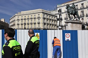 TRAVAUX ET POLICIERS DEVANT LA STATUE EQUESTRE DE CAROLO III (CHARLES III), PLACE DE LA PUERTA DEL SOL, MADRID, ESPAGNE 