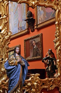 PEINTURE ET STATUE DANS LE MIROIR DE LA MAISON DU PEINTRE MUSEE JOAQUIN SOROLLA, MADRID, ESPAGNE 