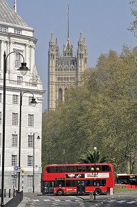 BUS LONDONIEN A DEUX ETAGES DANS LA MILLBANK ROAD, ET LE PARLEMENT AU FOND, LONDRES, ANGLETERRE 