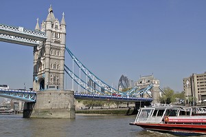 TOWER BRIDGE, PONT LEVANT EDIFIE A LA FIN DU XIXEME SIECLE ET FRANCHISSANT LA TAMISE, LONDRES, ANGLETERRE 