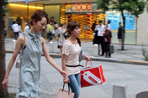 FEMMES JAPONAISES AVEC LEURS ACHATS, SHOPPING DANS LE QUARTIER CHIC DES COMMERCES DE LUXE DE GINZA, TOKYO, JAPON 