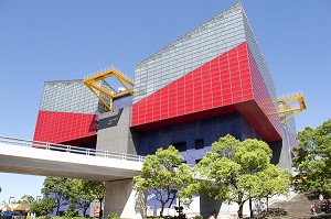 MUSEE SUNTORY, CONSTRUIT PAR TADAO ANDO, EST SPECIALISE DANS L'ART GRAPHIQUE, QUARTIER DE TEMPOZAN, OSAKA, JAPON 
