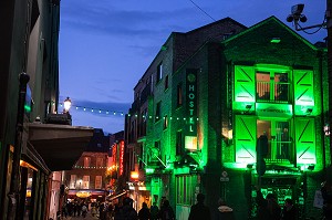  HOTEL BARNACLES HOSTEL, EVENING AMBIANCE ON TEMPLE LANE SOUTH, DUBLIN, IRELAND