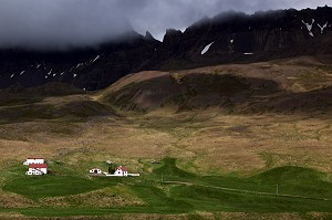 PAYSAGE AVEC CIEL NOIR MENACANT ET EXPLOITATION AGRICOLE, HJALTEYRI ENVIRON D'AKUREYRI, NORD DE L'ISLANDE, EUROPE, ISLANDE 