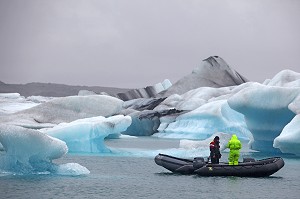 ICEBERG SUR LE LAC GLACIAIRE DE JOKULSARLO, SUD DE L'ISLANDE, EUROPE, ISLANDE 