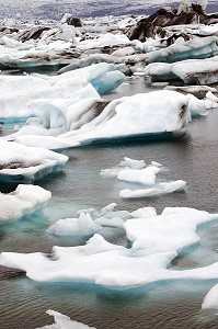 ICEBERGS SUR LE LAC JOKULSARLON, PROLONGEMENT DU GLACIER VATNAJOKULL OU GLACIER DES EAUX, LA PLUS GRANDE CALOTTE GLACIAIRE D'ISLANDE, VOIRE D'EUROPE 