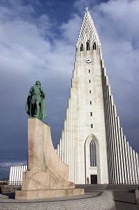 STATUE DE LEIFUR ERIKSSON, FILS ERIC LE ROUGE, DEVANT L'EGLISE HALLGRIMSKIRKJA, CENTRE VILLE, REYKJAVIK, ISLANDE, ICELAND 