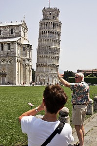 TOURISTES SE FAISANT PHOTOGRAPHIER DEVANT LA TOUR PENCHEE (TORRE PENDENTE) SUR LE CAMPO DEI MIRACOLI, PISE, TOSCANE, ITALIE 