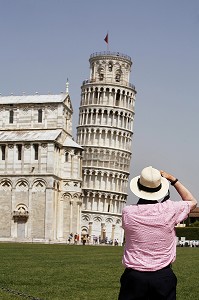 TOURISTES SE FAISANT PHOTOGRAPHIER DEVANT LA TOUR PENCHEE (TORRE PENDENTE) SUR LE CAMPO DEI MIRACOLI, PISE, TOSCANE, ITALIE 