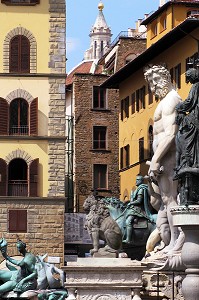 TOURISTES DEVANT LA STATUE DE NEPTUNE D'AMMANNATI, PIAZZA DELLA SIGNORIA, FLORENCE, TOSCANE, ITALIE 