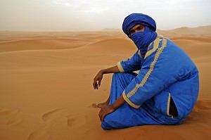 JEUNE BERBERE EN HABIT TRADITIONNEL DANS LE DESERT DU SAHARA MAROCAIN, MAROC, MAGHREB, AFRIQUE 