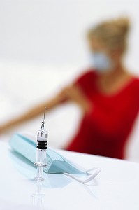 FEMME SE PREPARANT POUR UN VACCIN, VACCINATION CONTRE LE VIRUS H1N1 OU LA GRIPPE A 
