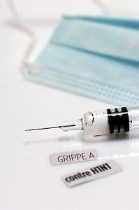 SERINGUE ET MASQUE CHIRURGICAL, VACCINATION CONTRE LE VIRUS H1N1 OU LA GRIPPE A 