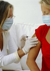 PATIENTE SE FAISANT VACCINER CHEZ SON MEDECIN, VACCINATION CONTRE LE VIRUS H1N1 OU LA GRIPPE A 