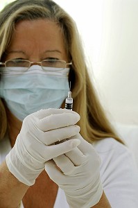 MEDECIN PREPARANT UN VACCIN, VACCINATION CONTRE LE VIRUS H1N1 OU LA GRIPPE A 