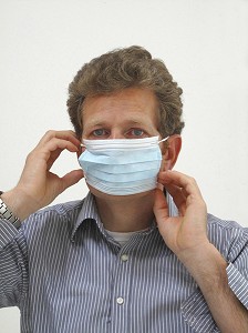 HOMME AVEC UN MASQUE CHIRURGICAL, GESTES DE PREVENTION ET DE LUTTE CONTRE LE VIRUS H1N1 OU LA GRIPPE A 