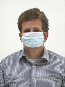 HOMME AVEC UN MASQUE CHIRURGICAL, GESTES DE PREVENTION ET DE LUTTE CONTRE LE VIRUS H1N1 OU LA GRIPPE A 