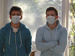 ADOLESCENTS AVEC UN MASQUE CHIRURGICAL, GESTES DE PREVENTION ET DE LUTTE CONTRE LE VIRUS H1N1 OU LA GRIPPE A 