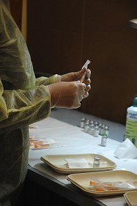 PREPARATION D'UN VACCIN, VACCINATION CONTRE LE VIRUS H1N1 OU LA GRIPPE A, CENTRE DE VACCINATION DU XVIIIEME ARRONDISSEMENT, PARIS, FRANCE 