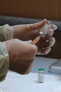 PREPARATION D'UN VACCIN, VACCINATION CONTRE LE VIRUS H1N1 OU LA GRIPPE A, CENTRE DE VACCINATION DU XVIIIEME ARRONDISSEMENT, PARIS, FRANCE 