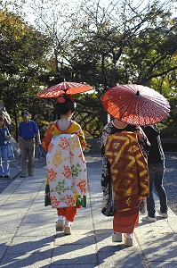 JEUNES FEMMES ASIATIQUES DEGUISEES EN GEISHA AVEC UNE OMBRELLE DE PAPIER AU TEMPLE DE KIYOMIZU DERA, KYOTO, JAPON, ASIE 